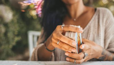 Vrouw schudt de tarotkaarten.